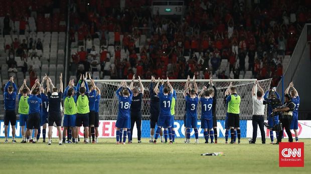 Timnas Islandia memberikan applaus kepada penonton seusai pertandingan.