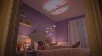 Supaya Anak Cepat Tidur, Ibu Ini Membuatkan Mini Proyektor yang Gemas