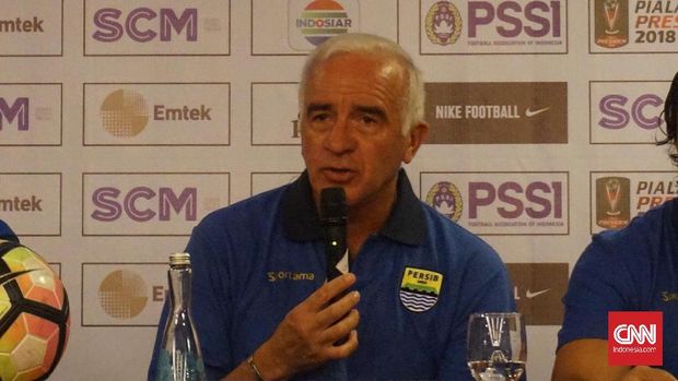 Pelatih Persib Bandung, Roberto Carlos Mario Gomez, menyatakan anak asuhnya melakukan kesalahan dalam laga kontra PSMS Medan.