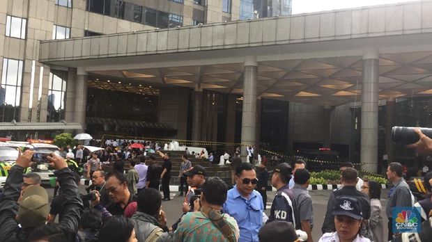 Koridor Lantai 1 Gedung BEI Ambruk, Banyak Korban Luka