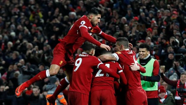 Skuat Liverpool berselebrasi setelah mencetak gol ke gawang Manchester City.