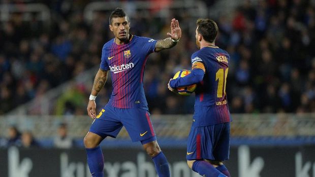 Paulinho dan Lionel Messi merayakan gol Barcelona ke gawang Real Sociedad.
