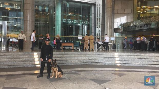 Koridor Lantai 1 Gedung BEI Ambruk, Banyak Korban Luka