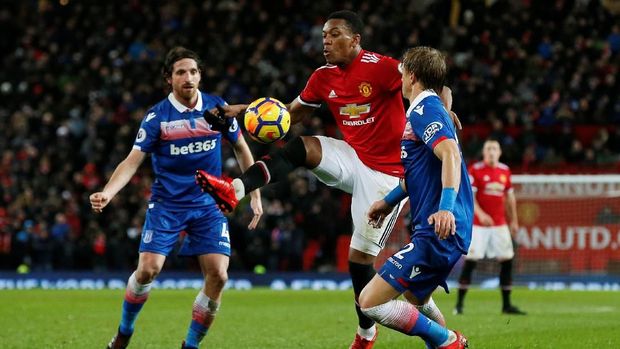 Lini depan Manchester United bisa semakin tajam jika merekrut Alexis Sanchez.