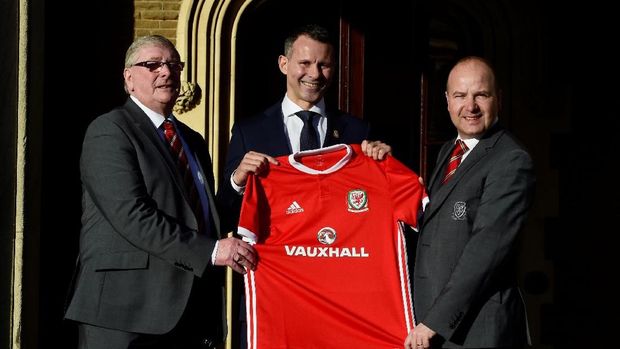 Ryan Giggs mendapat tugas berat meloloskan Wales ke Piala Eropa dan Piala Dunia.