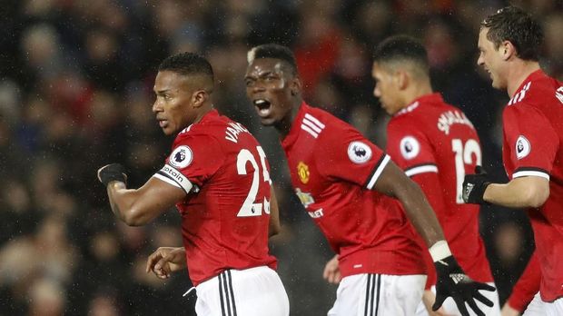 Manchester United berhasil memangkas jarak dengan Manchester City jadi 12 poin.