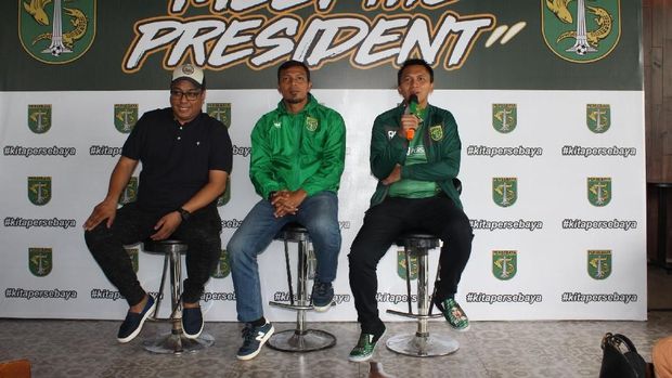 Azrul Ananda (kanan) memberikan keterangan mengenai proses perekrutan Andik Vermansah ke klub Bajul Ijo.