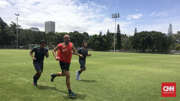Bisa Sakti selalu terlibat dalam komunikasi dengan tim pelatih lainnya.