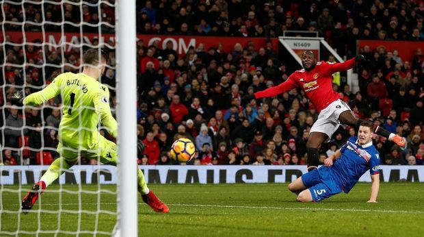Striker Romelu Lukaku mencetak satu gol ke gawang Stoke City dalam laga Selasa (16/1).