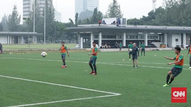 Sebelum berlatih di lapangan voli, Garuda Muda lebih dulu melahap latihan di lapangan sintetis.