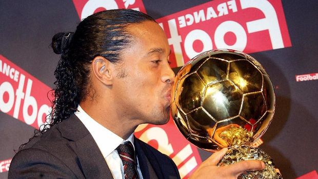 Ronaldinho meraih Pemain Terbaik Dunia edisi 2014 dan 2015.