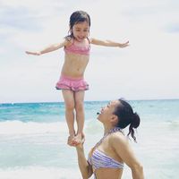 Lihat, Bun, Ibu dan Anak Ini Berani Banget Lakukan Pose Ekstrem