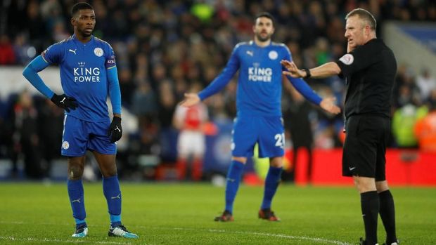 Wasit Jonathan Moss saat tengah berkoordinasi dengan petugas VAR.