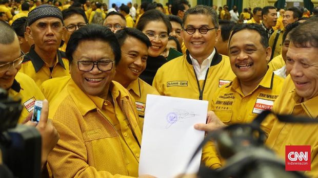 Ketua Umum Partai Hanura Oesman Sapta Odang alias OSO melaporkan tiga oknum kader Partai Hanura atas tuduhan pencemaran nama baik terhadapnya