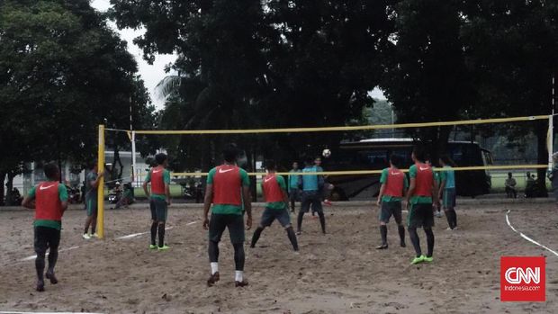Pemain diminta adu ketangkasan bermain takraw di lapangan voli.