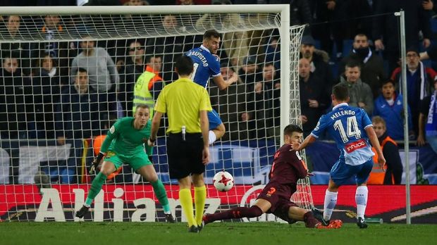 Barcelona kalah di leg pertama berkat gol pemain muda Espanyol, Oscar Melendo.