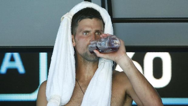Novak Djokovic sempat berganti baju di sela pertandingan melawan Gael Monfils.