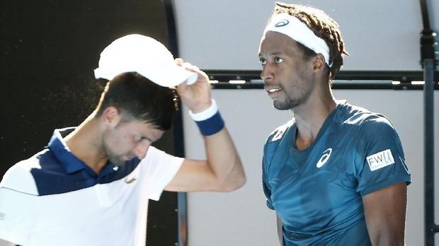 Gael Monfils (kanan) mengaku sempat ingin pingsan ketika melawan Novak Djokovic.