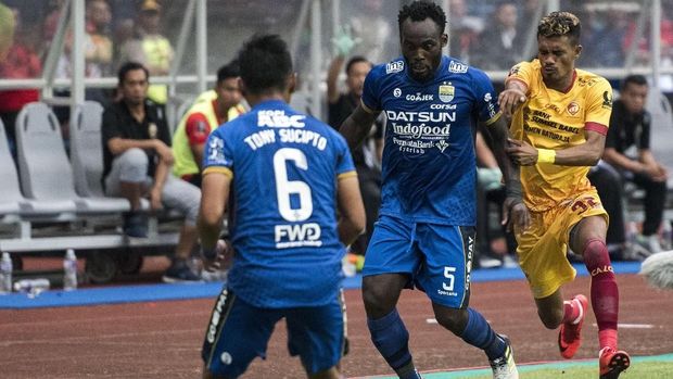 Michael Essien bermain saat Persib mengalahkan Sriwijaya FC.