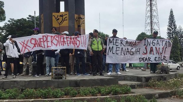 Suporter Persita Tangerang memperingati 100 hari Banu Rusman.