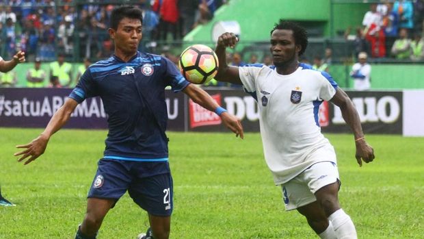 Ilustrasi Arema FC saat uji coba lawan PSIS Semarang. Di Piala Presiden 2018, Dedik Setyawan dan kawan-kawan ditahan Persela Lamongan 2-2. (