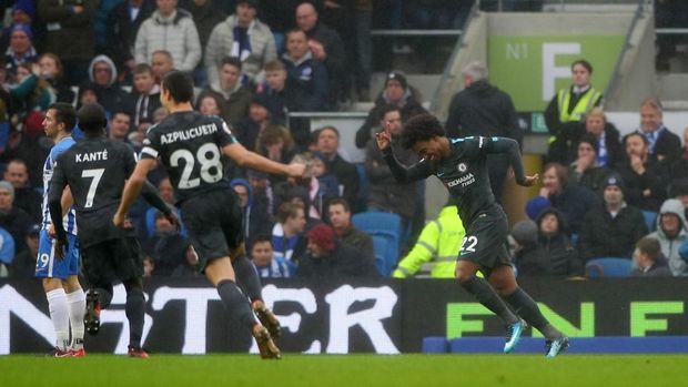 Willian (kanan) menjadi salah satu pemain yang aktif membongkar pertahanan Brighton &