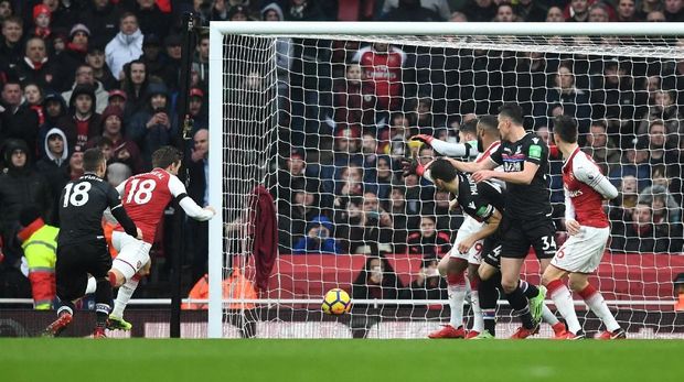 Nacho Monreal membuka keunggulan Arsenal atas Crystal Palace. (