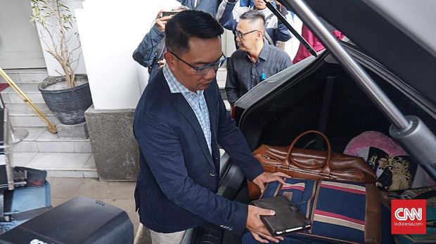 Wali Kota Bandung Ridwan Kamil saat berkemas di Rumah Dinas Pendopo, Bandung, Sabtu (20/1).