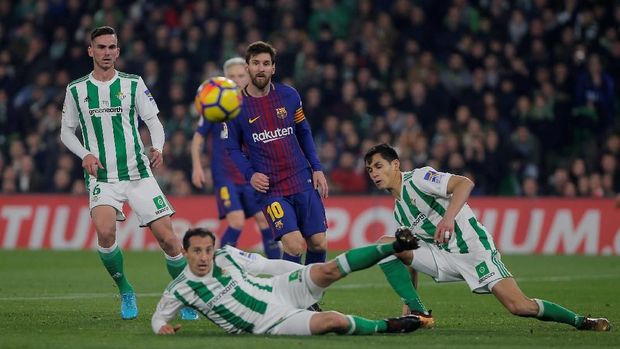 Lionel Messi mencetak dua gol dan satu assist ke gawang Real Betis. (