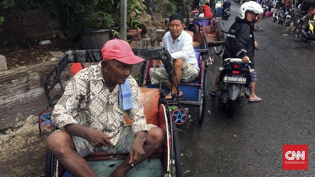 Warjo, pengayuh becak Tanah Tinggi berharap Anies Baswedan menetapi janji manisnya menghidupkan kembali tranportasi becak di Jakarta.