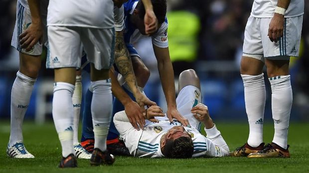 Cristiano Ronaldo cedera pada bagian pelipis kiri setelah tertendang Fabian Schaer.