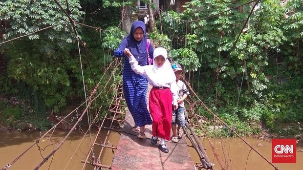 Menuntut Ilmu di Seberang Jembatan Gantung 'Indiana Jones'