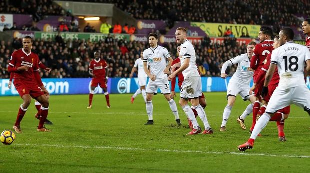 Swansea City cetak gol kemenangan memanfaatkan kemelut di pertahanan Liverpool. (