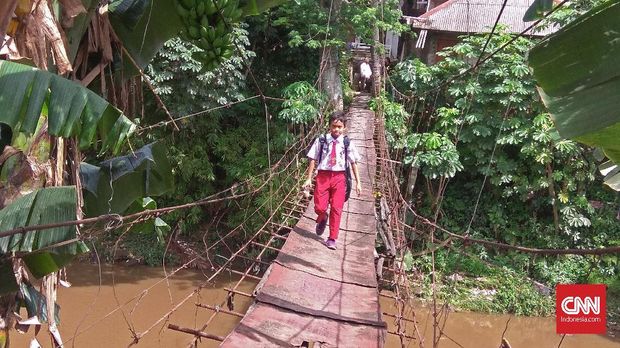 Menuntut Ilmu di Seberang Jembatan Gantung 'Indiana Jones'