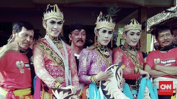 Penari jathil sejatinya merupakan pria, bukan wanita.