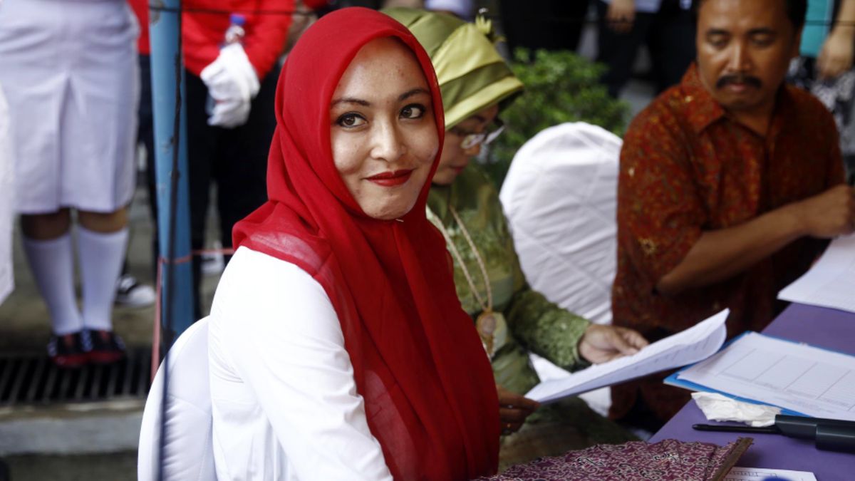 Gaya Hijab Warna Warni Angelina Sondakh