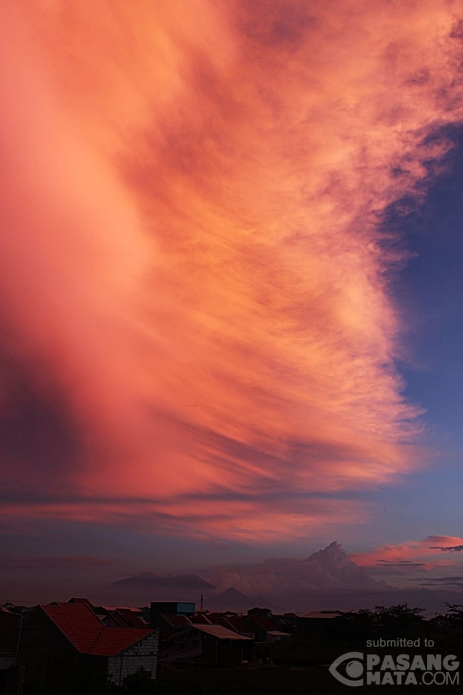  Pemandangan  Menakjubkan Awan Merah di Langit Surabaya  