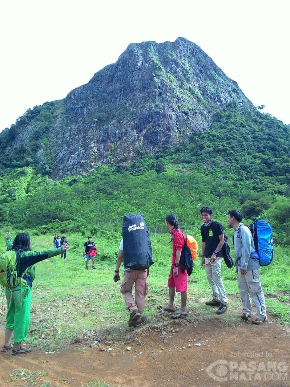 Indahnya Pesona Alam Gunung Batu di Daerah Jonggol • # 
