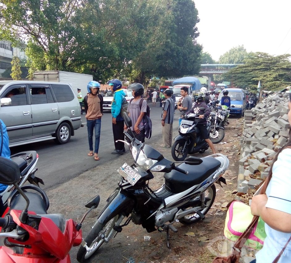 Kecalakaan Truk dan Sepeda Motor di Tbk Sidoarjo Jawa 