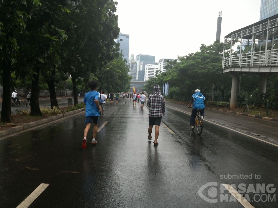 ... jakarta berolahraga di pagi hari meskipun gerimis warga jakarta tetap