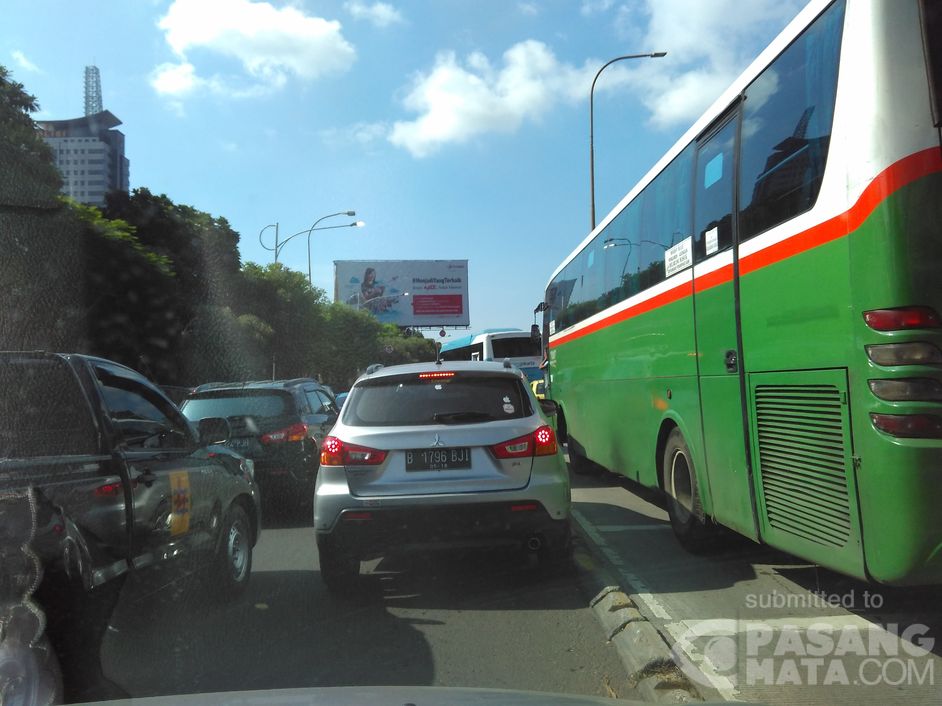 Lalin di Gatot Subroto Arah Gedung DPR Macet Parah • # 