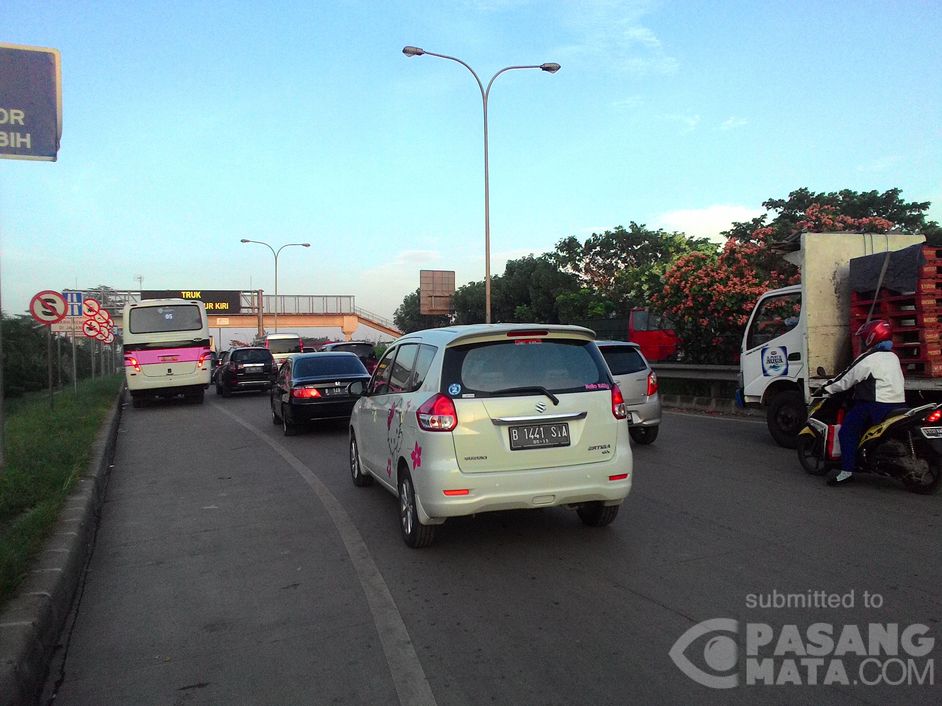 Akses Menuju Gerbang Tol Jatiasih 2 Terpantau Padat 