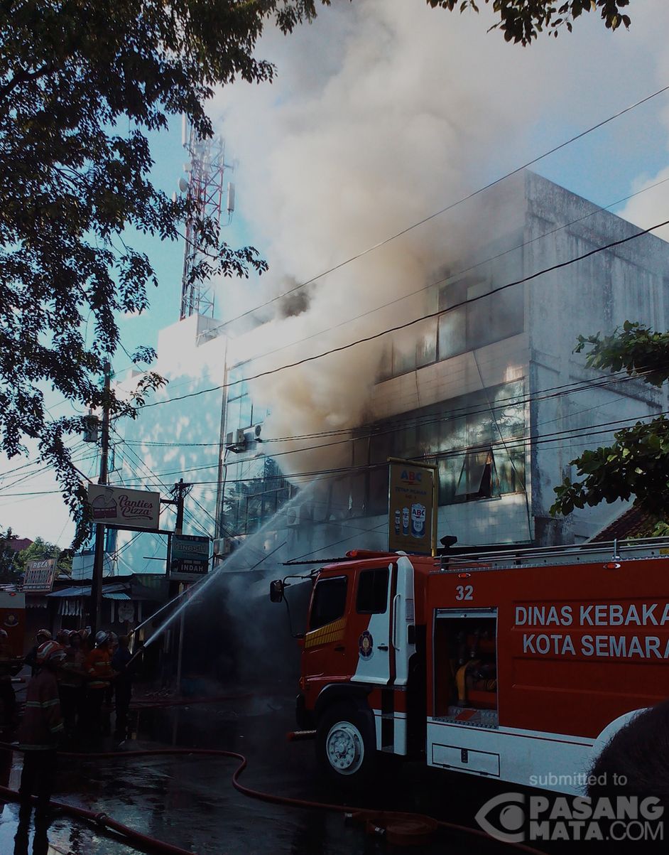 Warung Pizza di Jalan Hayam Wuruk Semarang Terbakar • # 