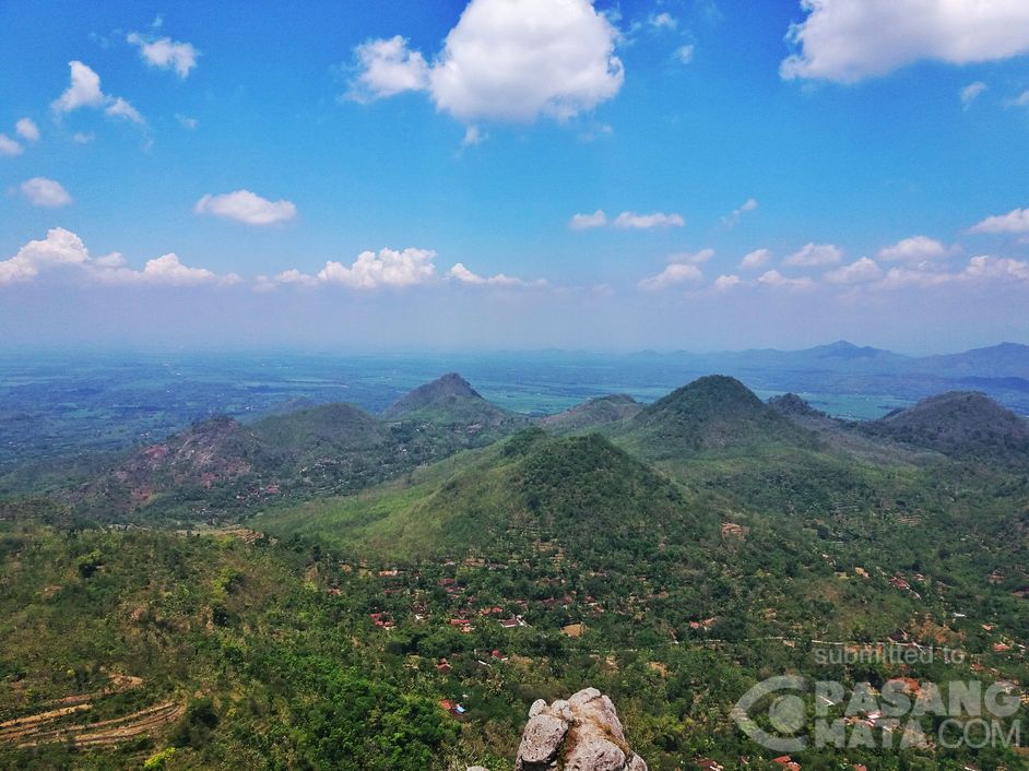 Indahnya Pemandangan dari Atas Gunung  Cumbri Purwantoro 