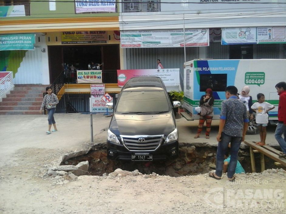 Sebuah Mobil Masuk ke Lubang Galian di Jl Pongtiku • #Umum 
