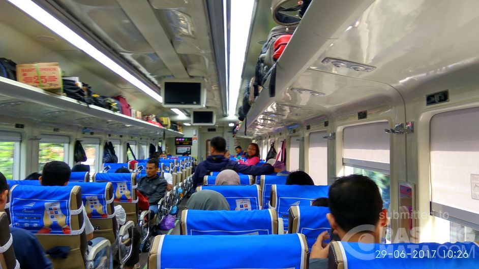 Fasilitas Kereta Mataram Premium Terasa Nyaman • # 