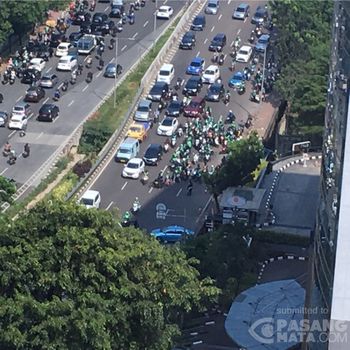 Ada Saja Alasan Tukang Ojek Ngetem di Trotoar Stasiun Palmerah