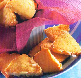Menyiapkan Kue-Kue Lebaran Menyiapkan Kue-Kue Lebaran