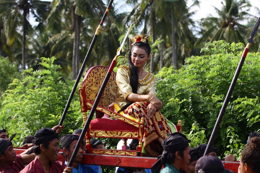 Aiih! Cantiknya Putri Mandalika di Festival Bau Nyale