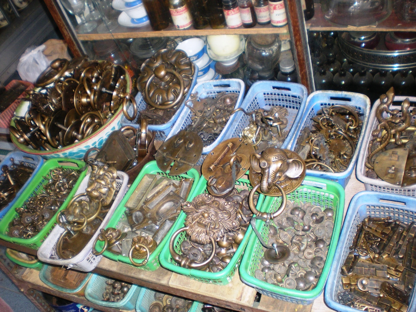 Berburu Barang Antik dan Bersejarah di Pasar Triwindu Solo